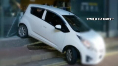 飲酒運転じゃないのに真っ直ぐ歩けず…まさかの急発進で店舗に突っ込んだ車　睡眠薬飲んだ直後に運転と判明　韓国