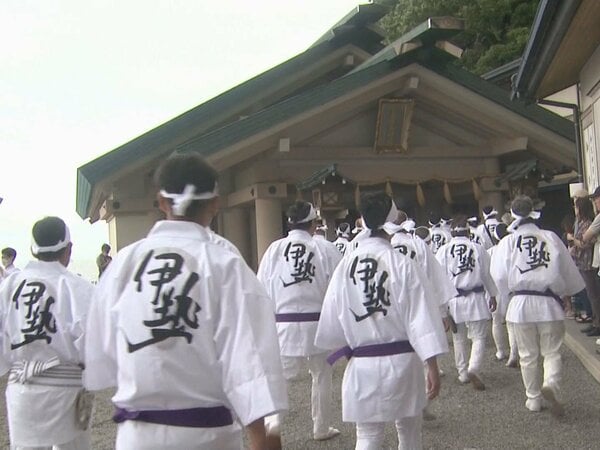 【本物新品保証】 20年に1度の伊勢神宮「式年遷宮」…御神木を曳き入れる儀式を前に コレクション