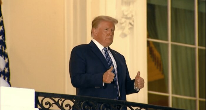 退院後、ホワイトハウスでマスクを外しポーズをとるトランプ大統領 10月5日