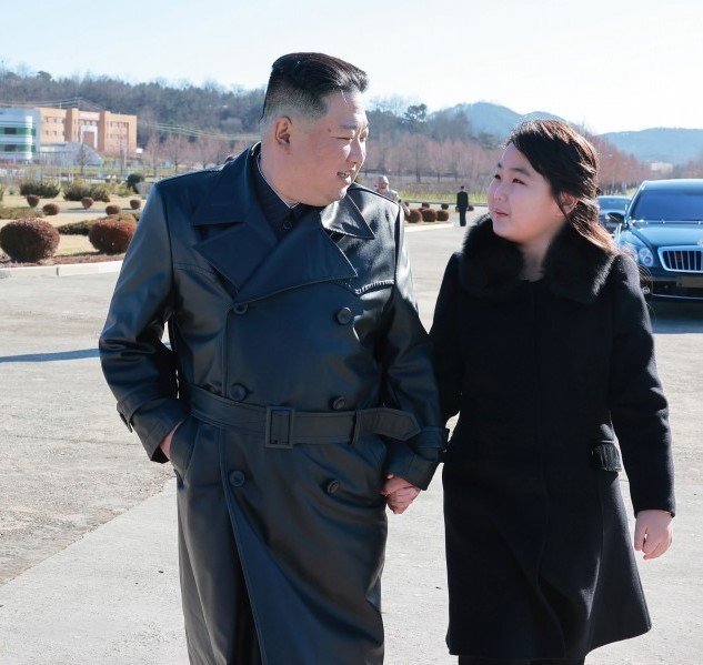 ミサイル発射功労者の記念撮影に向かう金総書記と娘 (朝鮮中央通信より)
