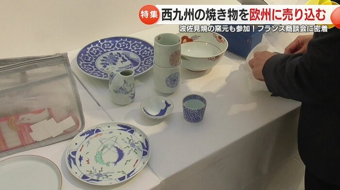 自慢の器を丁寧に並べていく