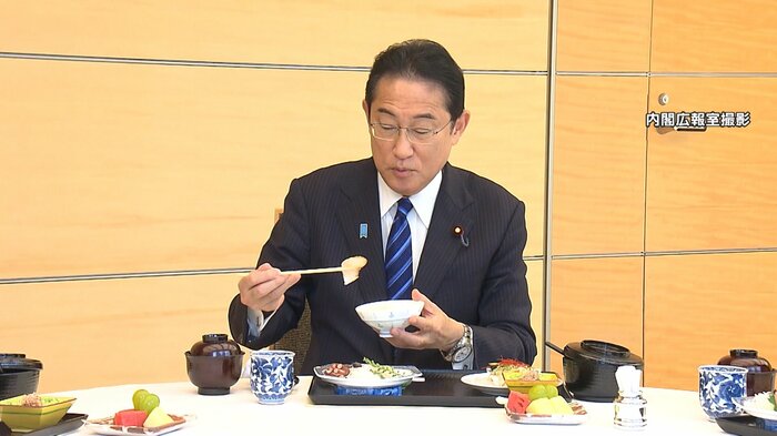 岸田首相は福島県産の刺身に舌鼓