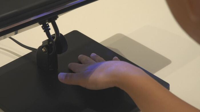 手洗い後の洗い残しをみる実習