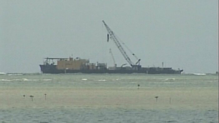海上の大型作業船「クローリー・バージ450-10」によってえひめ丸の引き揚げ作業が始まった(2001年10月)