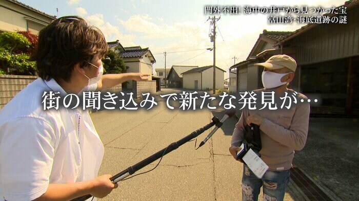 取材する吉村尚郎アナウンサー (左)