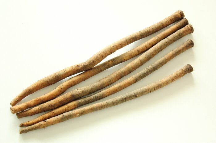 ごぼうは皮に風味や栄養素が多いので皮はむかない