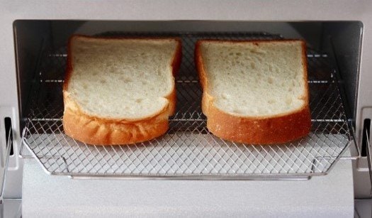 食パンの“上”が手前になるように置こう(画像提供:タイガー魔法瓶)