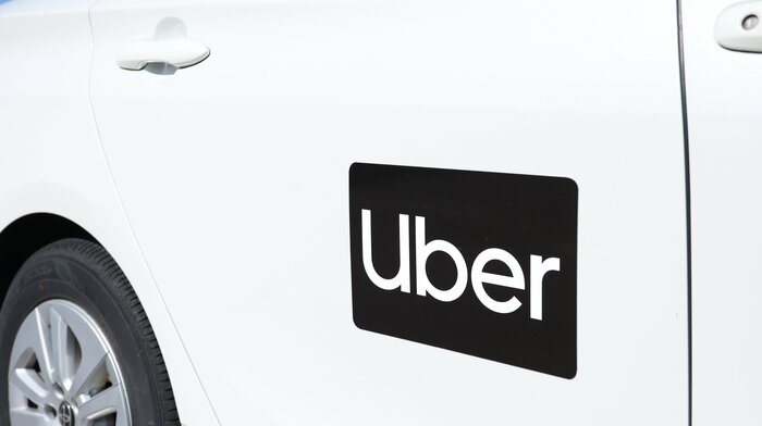 Uberのロゴをつけたライドシェアの車