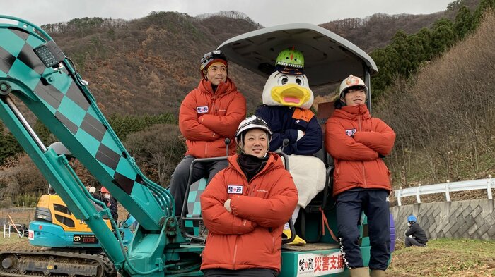 日本笑顔プロジェクトのメンバー。代表の林映寿さん(左上)