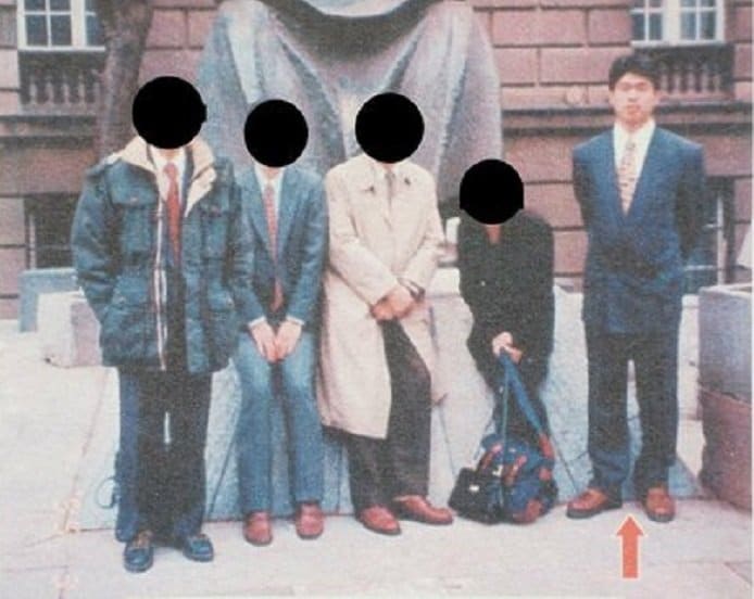 ユーゴスラビアで撮影された写真 右端が端本悟元死刑囚 捜査資料より