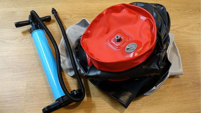 バイク型poimoを折りたたんだ様子と手動ポンプ。丸めてボストンバッグに収納できる(©︎ The University of Tokyo and mercari R4D)