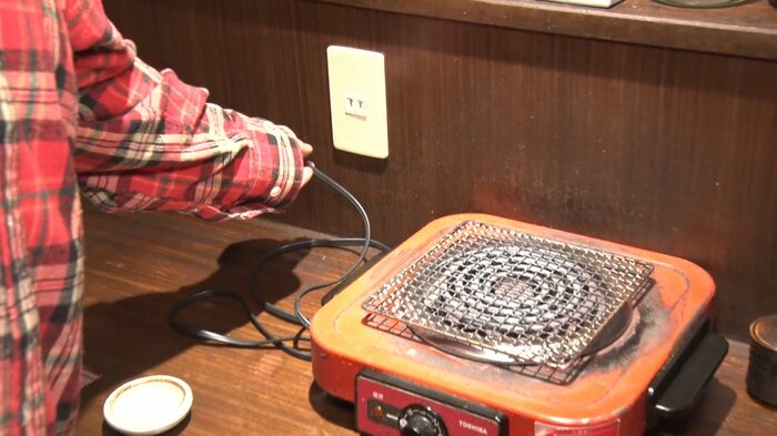 節電のためにコンセントが抜かれた電気コンロ