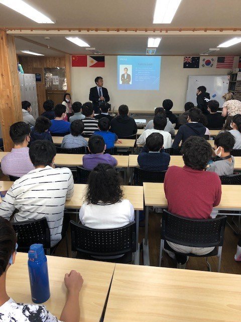 生徒は小4から高校生まで、会話は英語だ