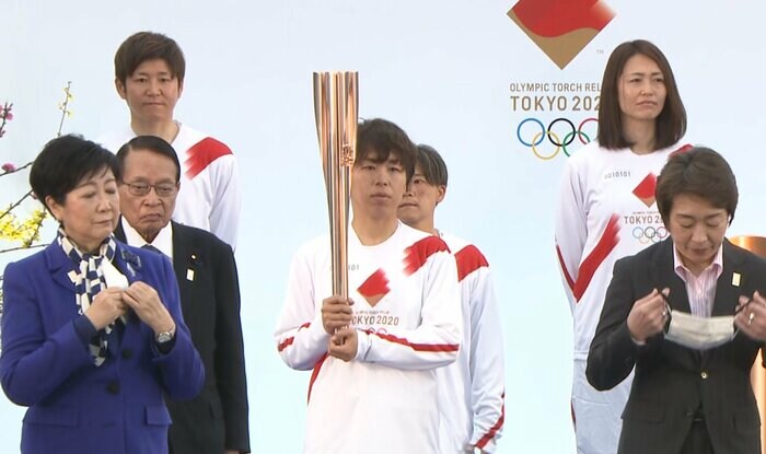 日本で最初にトーチを掲げて走った岩清水さんは、国際親善試合で解説を務める