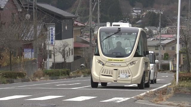 自動運転バス「アルマ」 車内は広く窓ガラスも大きいため解放感がある