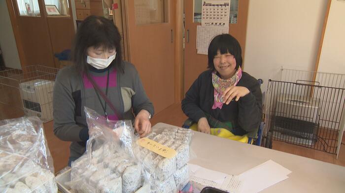 作業所での由香里さん(安曇野市穂高の「夢の実プラコ」)