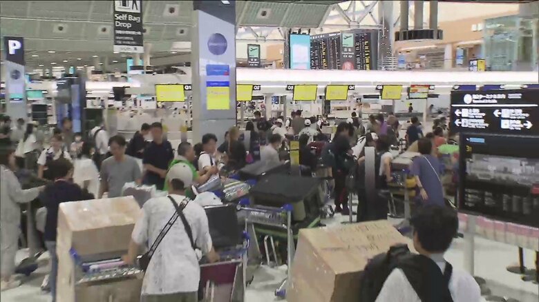 出国ラッシュがピーク！海外への出発でにぎわう成田空港　お盆期間の出国人数は去年の4倍｜FNNプライムオンライン