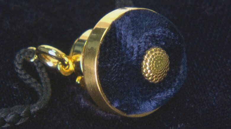 富山県、県議会議員バッジを450万円で売却　金高騰で来年から銀製に変更｜FNNプライムオンライン