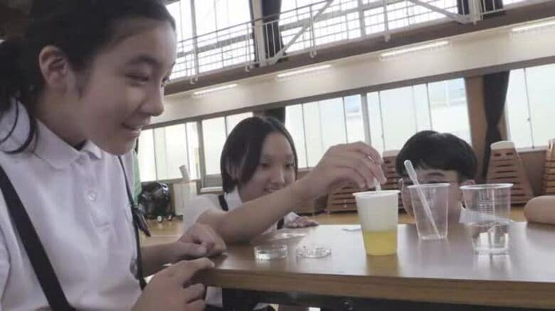 「薬剤師の仕事に興味を」松山の小学校で特別授業　飲み合わせで“水以外は副作用おそれ”【愛媛】｜FNNプライムオンライン
