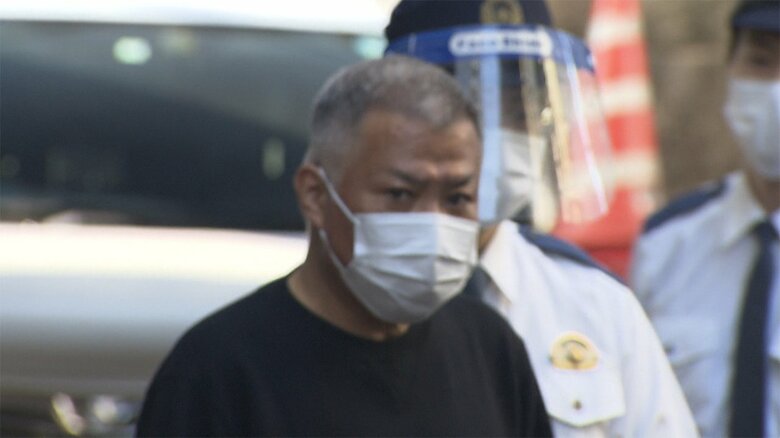 巣鴨署を出る新田昭生容疑者(56)(今月8日)