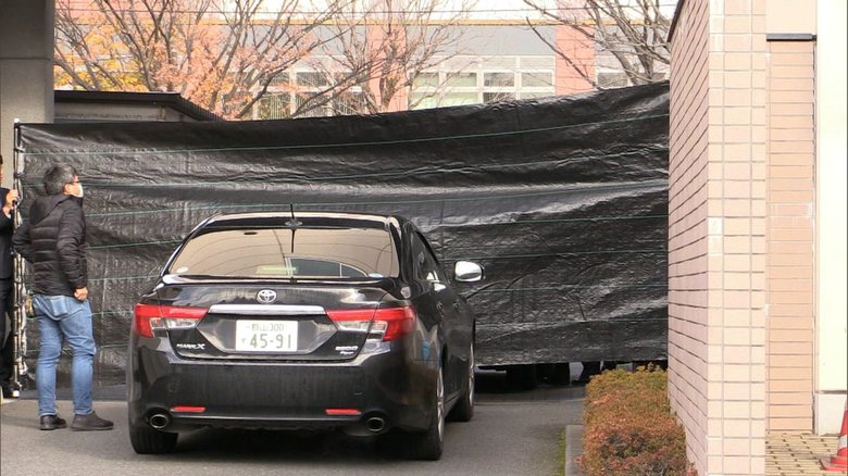 容疑者を警察署へ