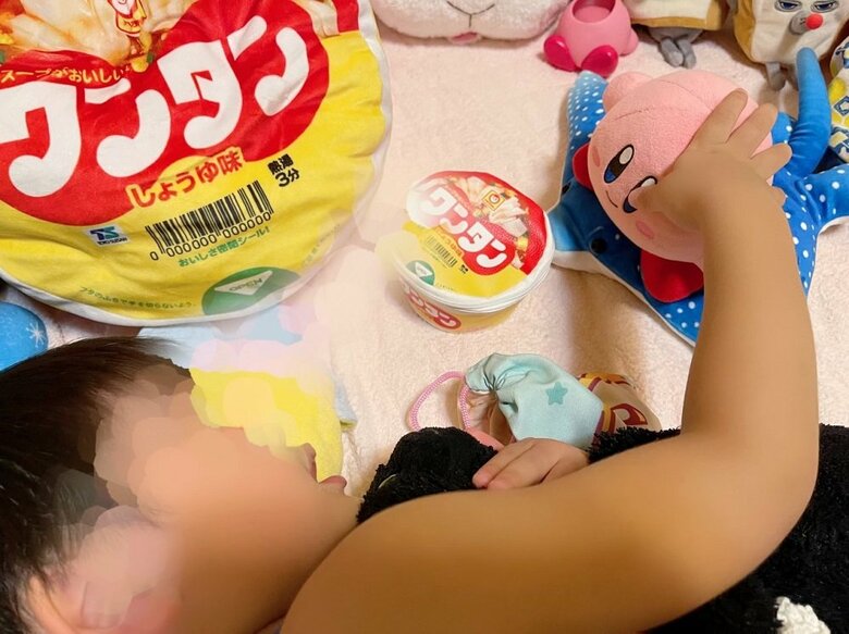 お気に入りのカービィのぬいぐるみにワンタンを食べさせるマネをして遊んでいる息子さん