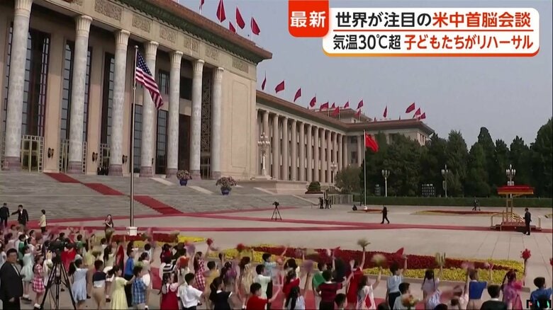 歓迎のリハーサルで手を振り上げ小さくジャンプする様子