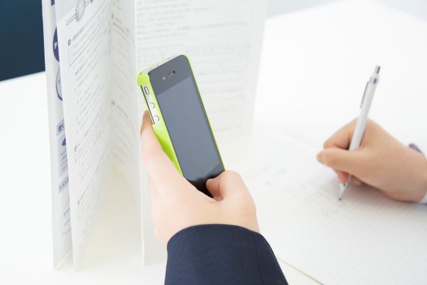 課題はスマホによるカンニング（画像はイメージ）