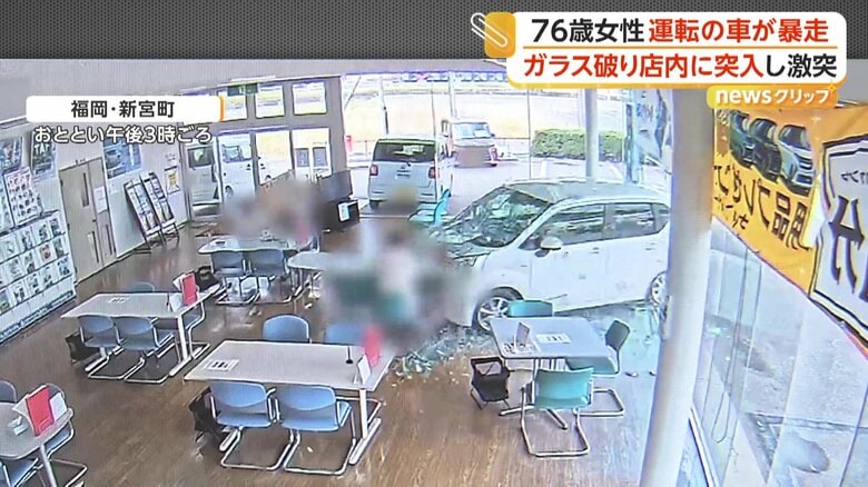 車がガラスを突き破って店内に突入する瞬間（20日午後3時ごろ、福岡・新宮町）（4）