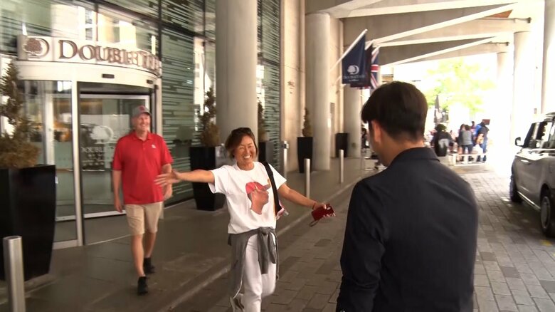 斎藤さんとの再会を喜ぶヌートバーの母・久美子さん（中央）左は父・チャーリーさん