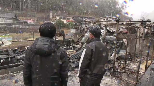 氏家記者（左）と漁師の古川祐介さん（右）