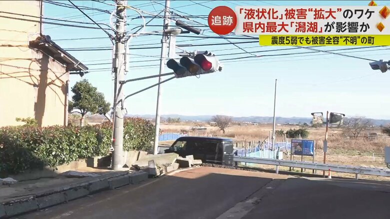 沈み込んで倒れた電柱