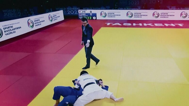 寝技を決める濱田（2022年世界柔道）