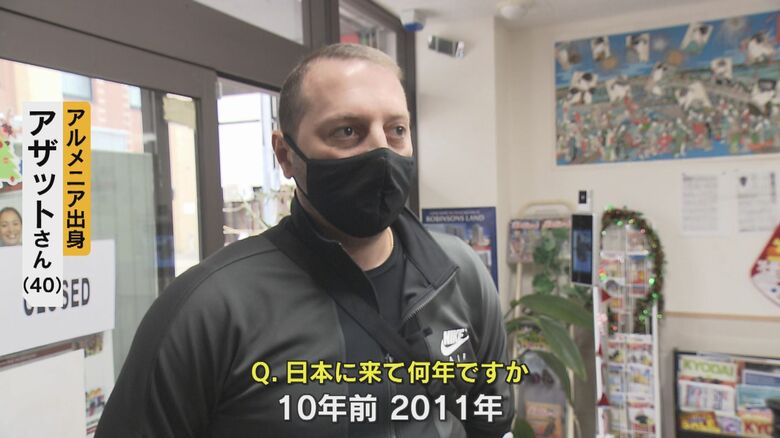 いとこへ新年祝いの送金をしに訪れたアザットさん(40)