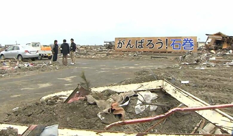 2011年、震災の発生からわずか1カ月後に「がんばろう！石巻」の看板は立った