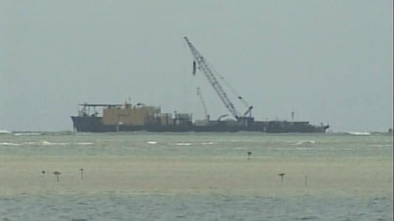 海上の大型作業船「クローリー・バージ450-10」によってえひめ丸の引き揚げ作業が始まった（2001年10月）