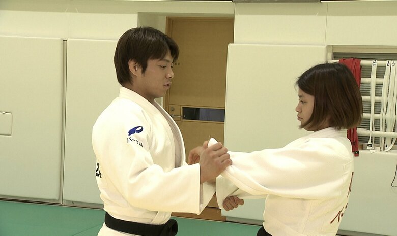 相手の両袖をつかむ阿部の組手
