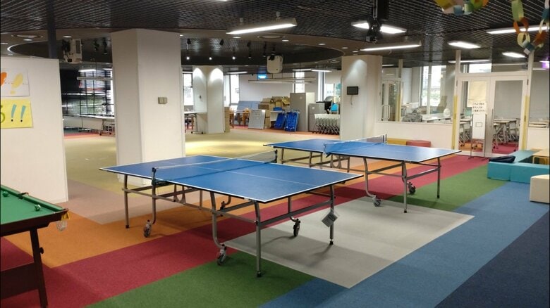 休み時間、生徒がくつろぐスペース。学年を越えて一緒に遊ぶ。