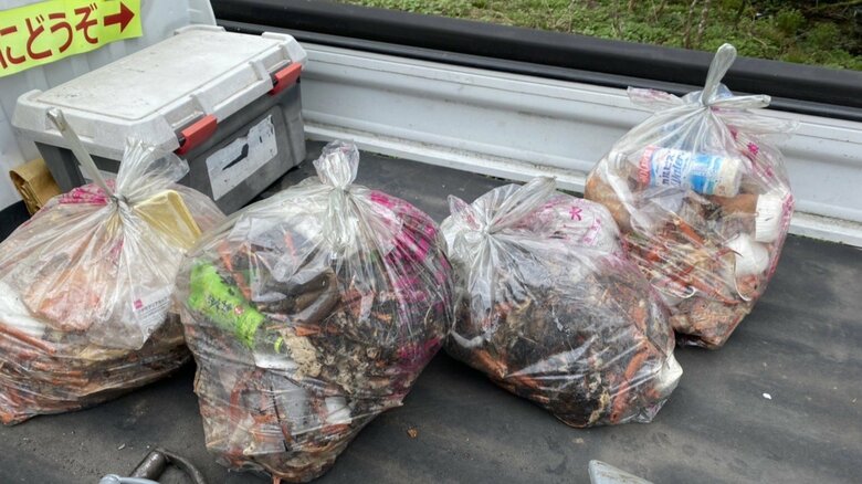 回収したカニの殻など　提供：白馬村