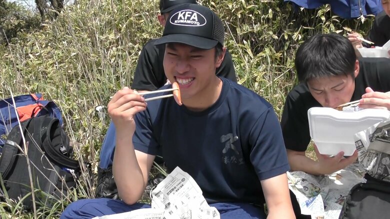 仲間たちと笑顔でお弁当