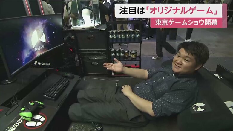 寝転びながらゲームをし、飲み物も取れる…快適な環境