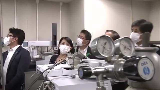 科捜研を視察する県議会議員