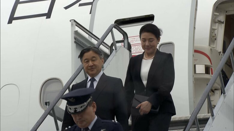 硫黄島に到着された天皇皇后両陛下