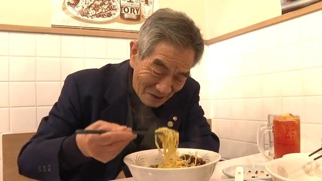 新たな山賊焼ラーメンを食べる藤井さん