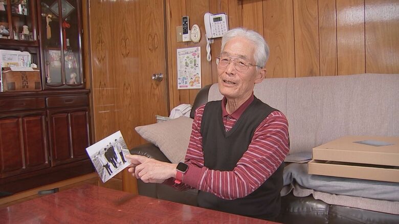 蒲島知事との写真を説明する同級生の芹川さん