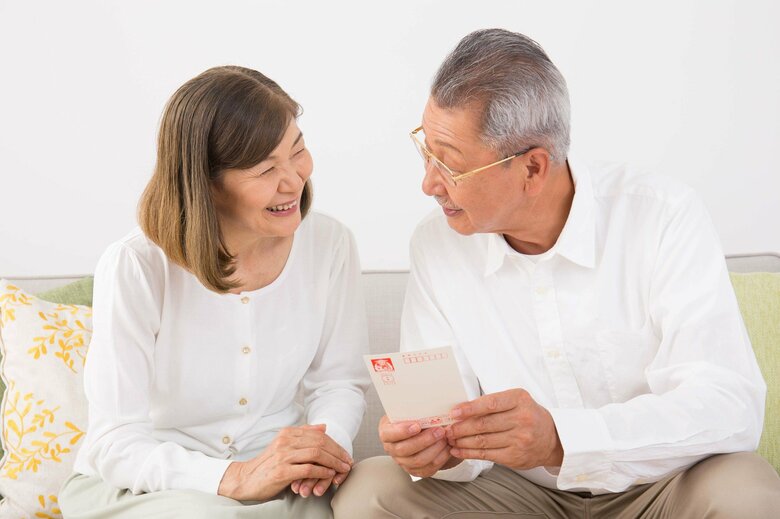 年賀状を読むのは嬉しいものだけれど…（イメージ）