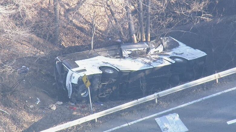 長野県軽井沢町の国道でスキーツアーバスが道路脇に転落　2016年1月