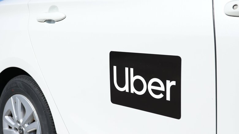 Uberのロゴをつけたライドシェアの車