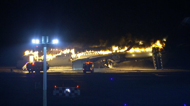 羽田空港で炎上する日航機