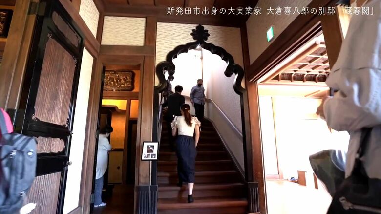 階段の入口　和風な装飾とは異なり、大陸的なデザイン